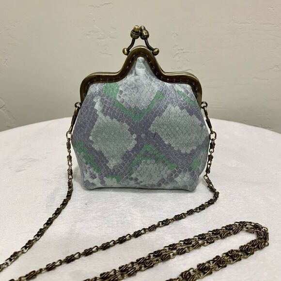 Chic Handsewn Embossed Leather Castle Shaped & Kisslock Coin Purse with Chain - Picture 2 of 15